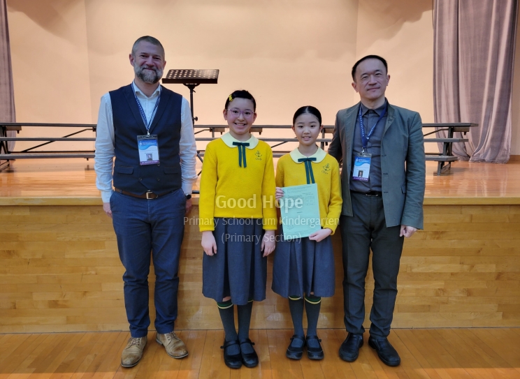 Senior Choir_u31_with judges (2)